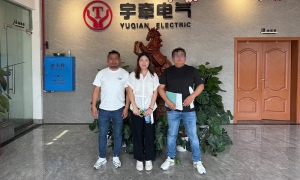 炎炎夏日，國外客戶上門采購遠(yuǎn)程遙控型5噸鋰電池電機(jī)車