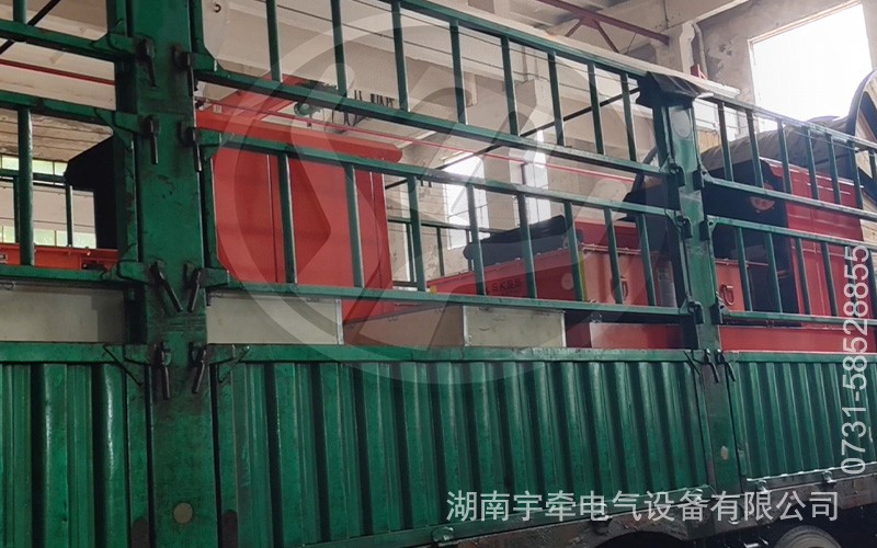 一批5吨湘潭锂电池电机车装车发往河南