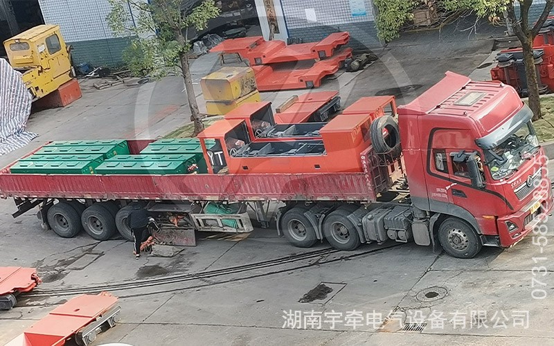 煤矿客户定制的8吨双驾驶室蓄电池电机车装车发货