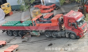 煤礦客戶定制的8噸雙駕駛室蓄電池電機(jī)車裝車發(fā)貨